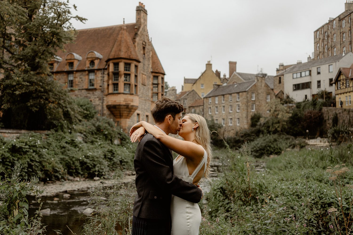 bride and groom sharing a kiss in Edinburgh old town